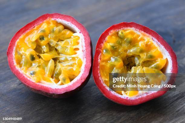 close-up of passion fruit on table,france - passievrucht stockfoto's en -beelden