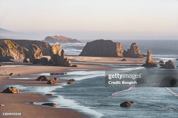 high angle view von bandon beach an der küste oregons im herbst - oregon coast stock-fotos und bilder