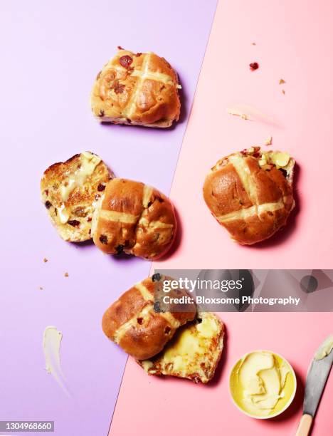 hot cross bun - hot cross buns stock-fotos und bilder