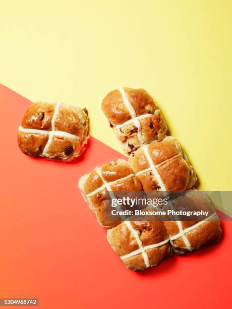 hot cross buns - hot cross bun stock pictures, royalty-free photos & images