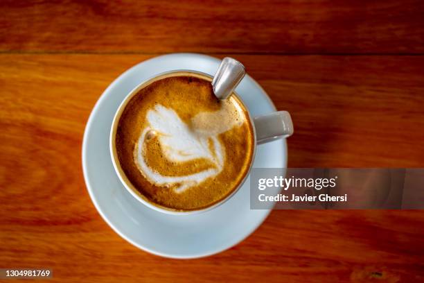 café cortado en jarrito sobre mesa de madera. - mesa de madera bildbanksfoton och bilder