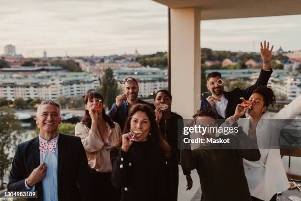 portrait of cheerful business people with props having fun during company party - fête au bureau photos et images de collection