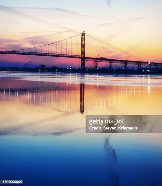 botschafterbrücke in der dämmerung - winter - detroit michigan stock-fotos und bilder