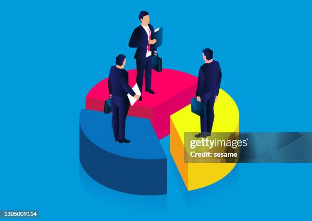 illustrazioni stock, clip art, cartoni animati e icone di tendenza di uomini d'affari isometrici in piedi separatamente su un grafico a torta segmentato, il concetto di profitto di mercato e quota di mercato - sharing