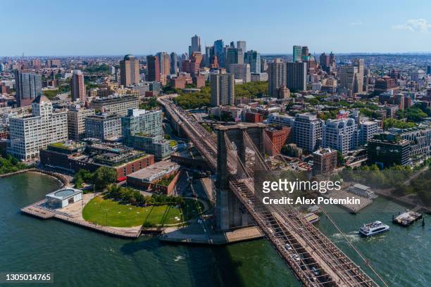luftaufnahme von brooklyn bridge, williamsburg, dumbo und downtown brooklyn. - brooklyn new york stock-fotos und bilder