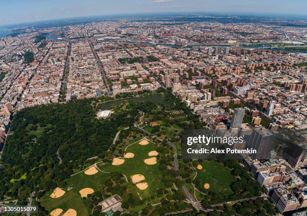 lucht mening van central park, manhattan, en harlem, en bronx in een afstand achter, van een helikopter op een zonnige de zomerdag. - central-park-manhattan stockfoto's en -beelden