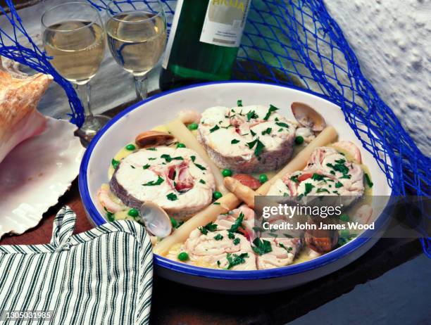 merluza a la vasca- basque style hake - merluza fotografías e imágenes de stock