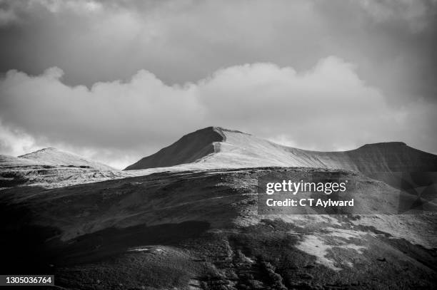 brecon beacons mountains in black and white - brecon beacons stock-fotos und bilder