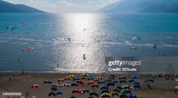 kitesurf in spiaggia durante le vacanze estive - kite toy foto e immagini stock