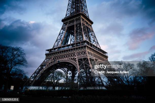 eiffel tower in the dark at paris , france - eiffel tower at night stock pictures, royalty-free photos & images