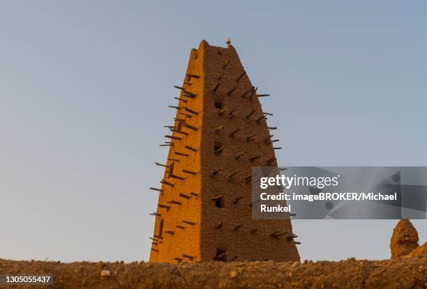 minaret, great mosque of agadez, agadez, niger - agadez stock pictures, royalty-free photos & images