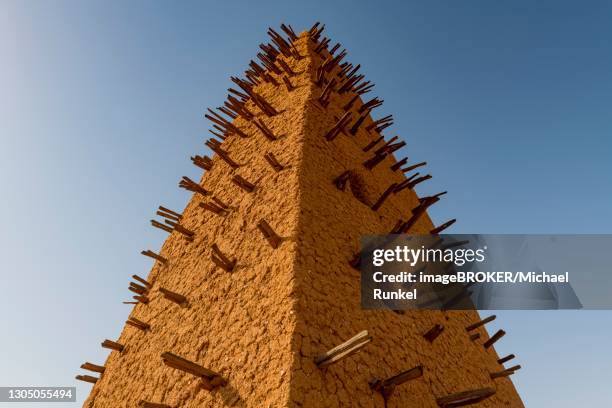 minaret, great mosque of agadez, agadez, niger - agadez stock pictures, royalty-free photos & images