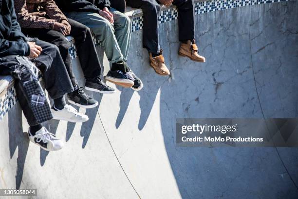 skateboarders feet at skatepark - clique 個照片及圖片檔