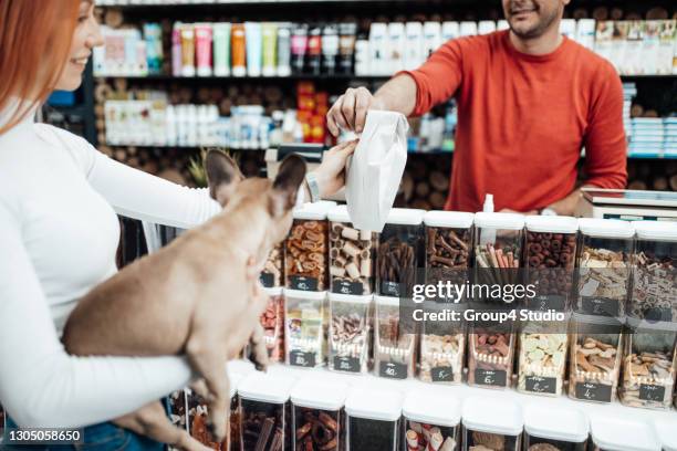 femme dans l’animalerie - dog stock photos et images de collection