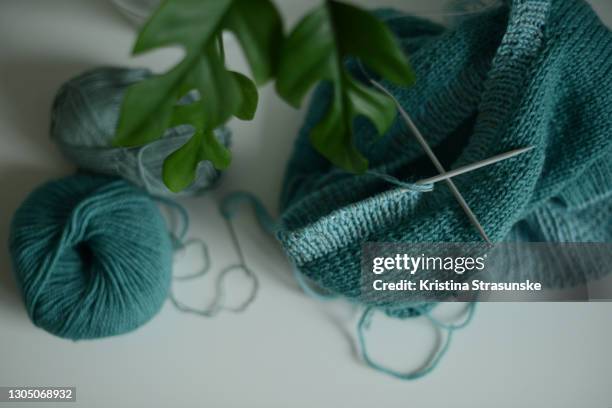 knitting project, work in progress - yarn art stock-fotos und bilder