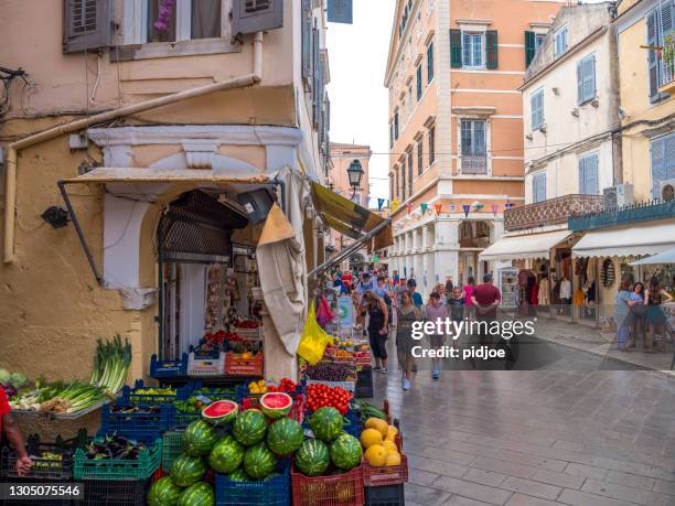 narrow shopping street in der altstadt von korfu, griechenland - corfu town stock-fotos und bilder