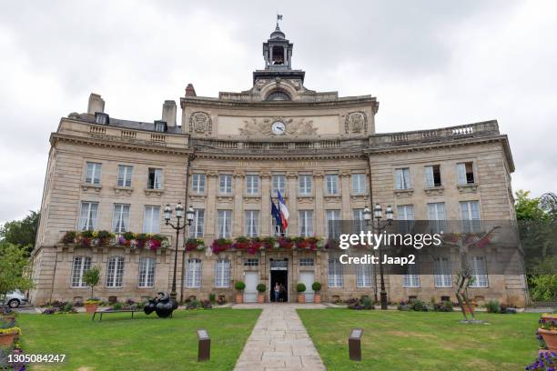 facade of town hall 'hotel de ville' in alencon, normandy - alencon stock pictures, royalty-free photos & images