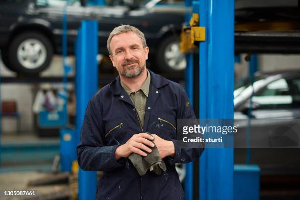 garage mechanic portrait - car mechanic stock pictures, royalty-free photos & images