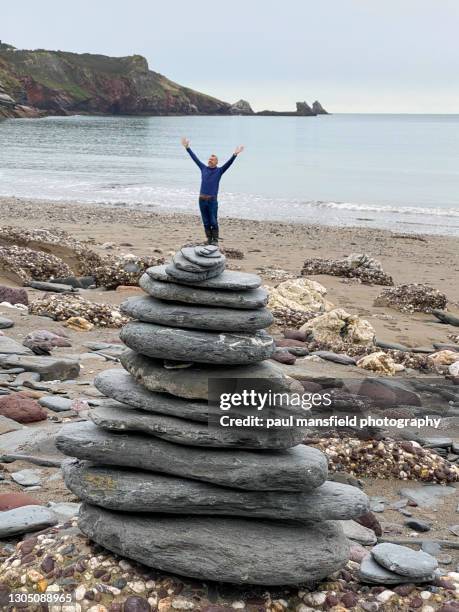 rock balance illusion - funny pics of people photos et images de collection