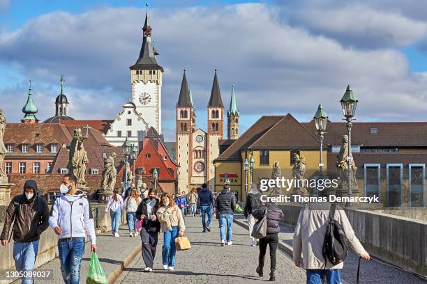 alte mainbrücke - nachrichtenredaktion stock-fotos und bilder