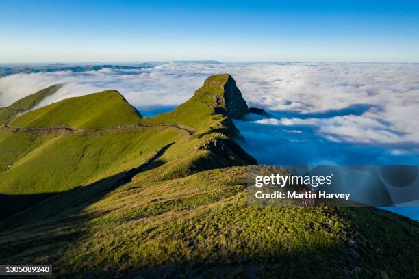 spectacular epic aerial view of tourists looking at the clouds around the mountains of the drakensberg, south africa - natal stock pictures, royalty-free photos & images