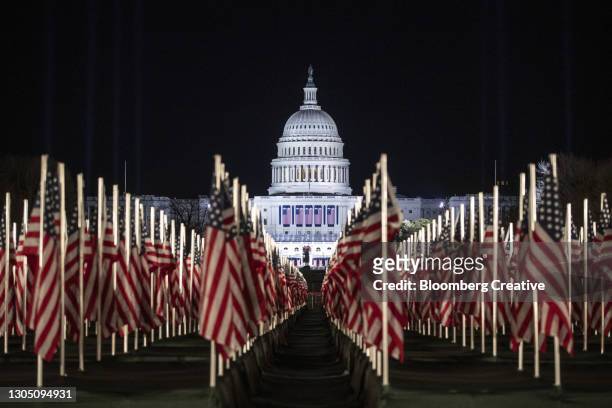 american flags and the u.s. capitol - mid atlantic bundesstaaten der usa stock-fotos und bilder