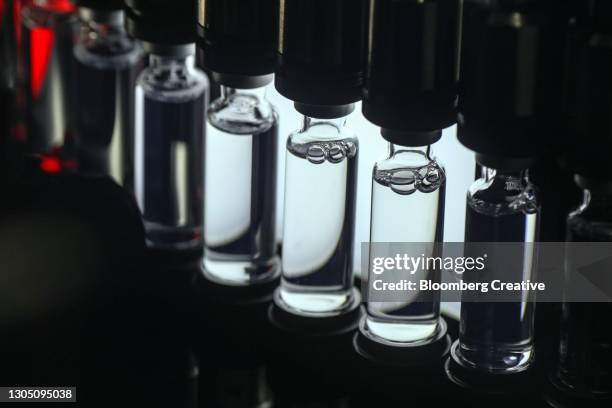 covishield covid-19 vaccine - india lab stockfoto's en -beelden