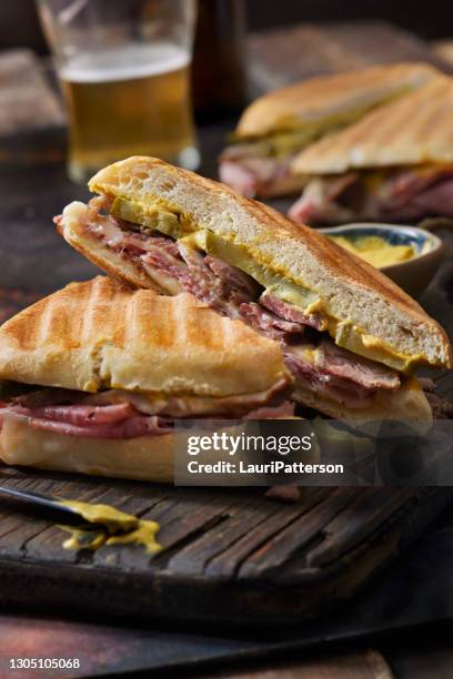 clásico sándwich cubano a la parrilla - cultura cubana fotografías e imágenes de stock