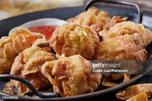 knusprige gebratene garnelenkugeln mit einer süßen chili-dip-sauce - saucer stock-fotos und bilder