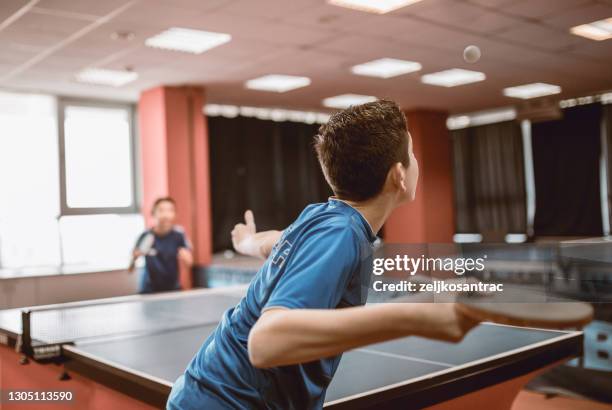 diferentes generaciones juegan al tenis de mesa - tenis de mesa fotografías e imágenes de stock