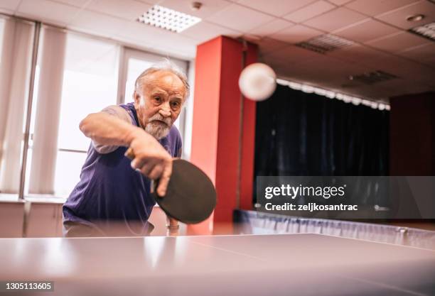 verschiedene generationen spielen tischtennis - tischtennis stock-fotos und bilder