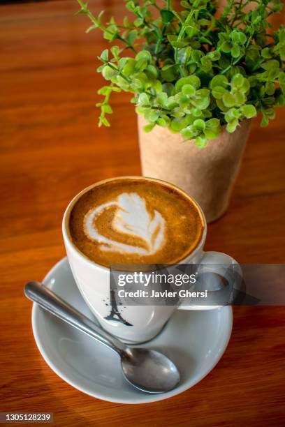 café cortado en jarrito sobre mesa de madera. - mesa de madera bildbanksfoton och bilder