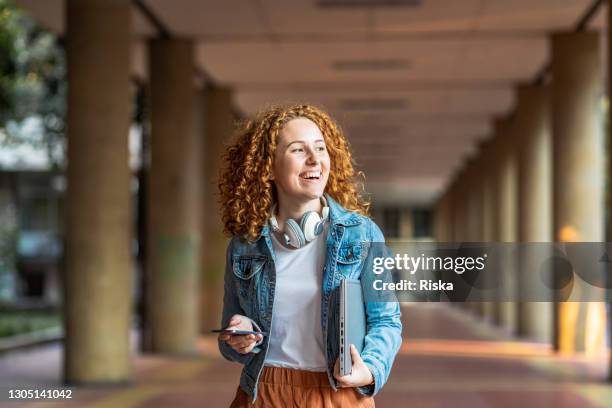 retrato de una estudiante universitaria con portátil - mobile learning fotografías e imágenes de stock