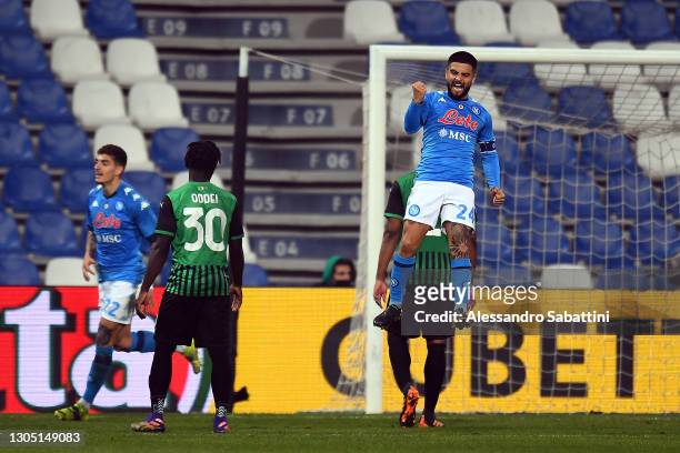 Lorenzo Insigne of Napoli celebrates after scoring their team's third goal during the Serie A match between US Sassuolo and SSC Napoli at Mapei...