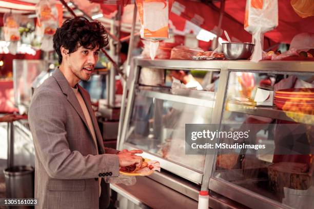 businessman buying lunch at food kiosk - banca de mercado imagens e fotografias de stock