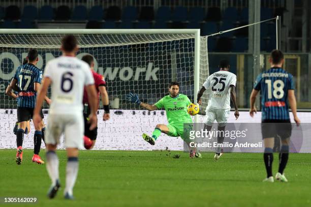 Simy Nwankwo of F.C. Crotone scores their team's first goal past Marco Sportiello of Atalanta BC during the Serie A match between Atalanta BC and FC...