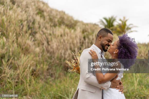 pareja de retratos en luna de miel - black couple honeymoon fotografías e imágenes de stock