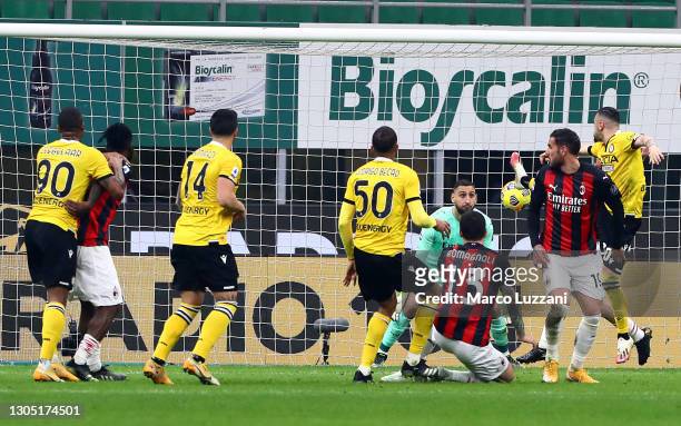 Rodrigo Becao of Udinese Calcio scores their sides first goal during the Serie A match between AC Milan and Udinese Calcio at Stadio Giuseppe Meazza...
