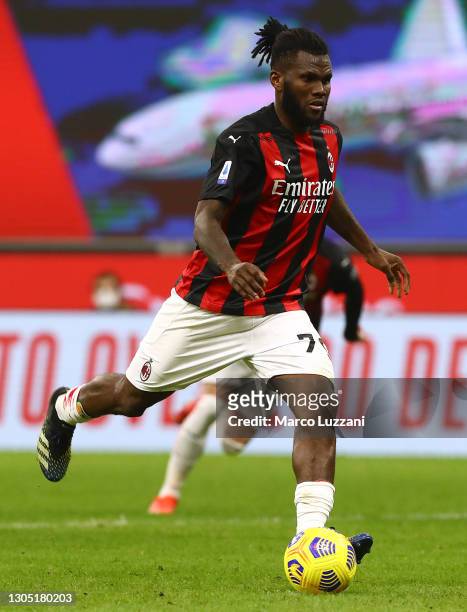 Franck Kessie of Milan scores their team's first goal during the Serie A match between AC Milan and Udinese Calcio at Stadio Giuseppe Meazza on March...