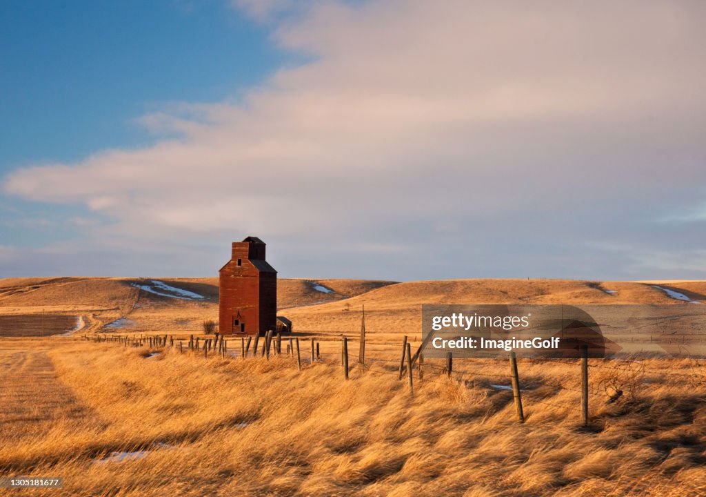 Vecchio ascensore di grano in legno sulla prateria canadese