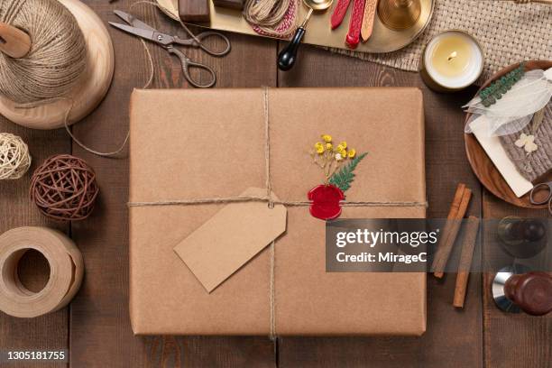 vintage gift package sealed with red sealing wax - packpapier stock-fotos und bilder