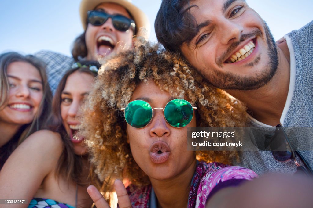 Grupo de amigos divirtiéndose haciéndose un selfie.