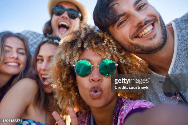 groep vrienden die pret hebben die een selfie nemen. - fun stockfoto's en -beelden