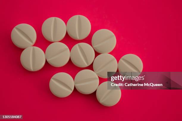 cluster of medicinal white prescription pills - fentanyl stock pictures, royalty-free photos & images