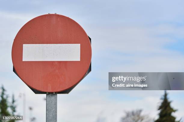 traffic sign of "no entry" on the road. - do not enter sign stock-fotos und bilder