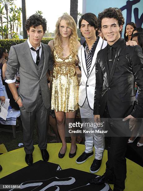 Nick Jonas, Taylor Swift, Joe Jonas and Kevin Jonas arrives on the red carpet of the 2008 MTV Video Music Awards at Paramount Pictures Studios on...