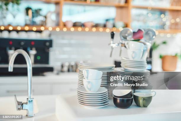 een schoon café zorgt ervoor dat klanten terugkomen - dirty dishes stockfoto's en -beelden