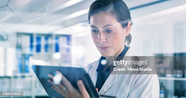 science will always lead to knowledge and discovery - pathologist stock pictures, royalty-free photos & images