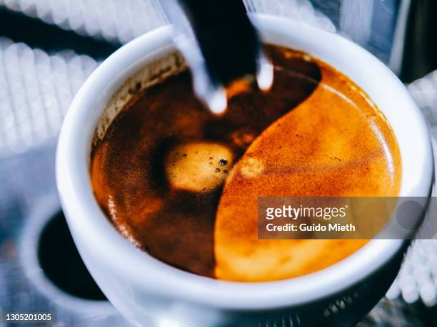 wonderful espresso shot with beautiful crema. - kaffee rösten stock-fotos und bilder