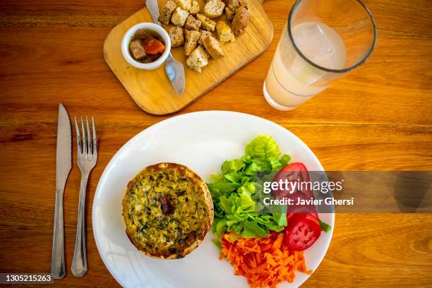 tarta de zapallitos con ensalada de lechuga, tomate y zanahoria (comida vegetariana). - comida vegetariana stockfoto's en -beelden